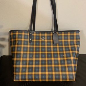 Coach REVERSIBLE CITY TOTE WITH GINGHAM PRINT